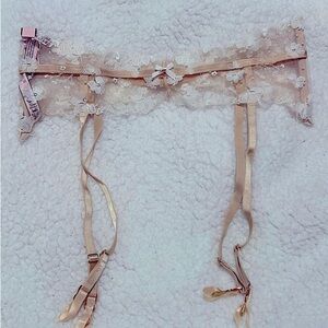 New with tag Victoria Secret lace pearl garter size M/L